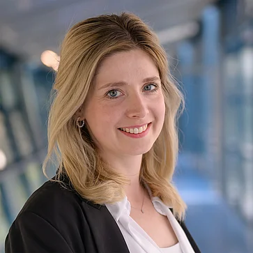 Julia Pecho, Recruiterin